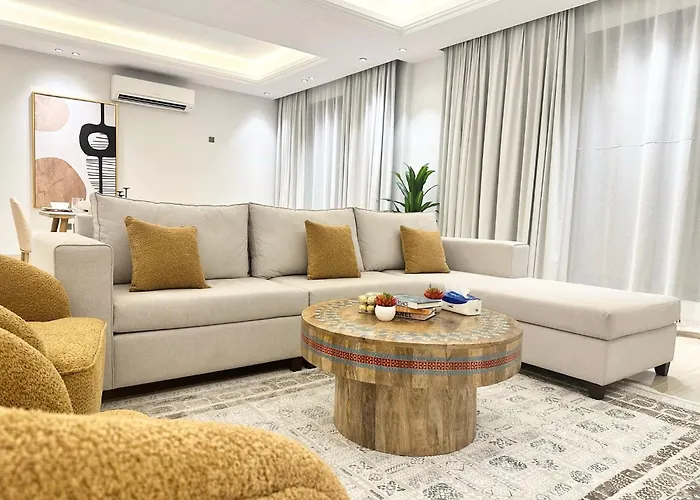 Luxurious 3 Bedroom Apartment - 5 Minutes To Boulevard