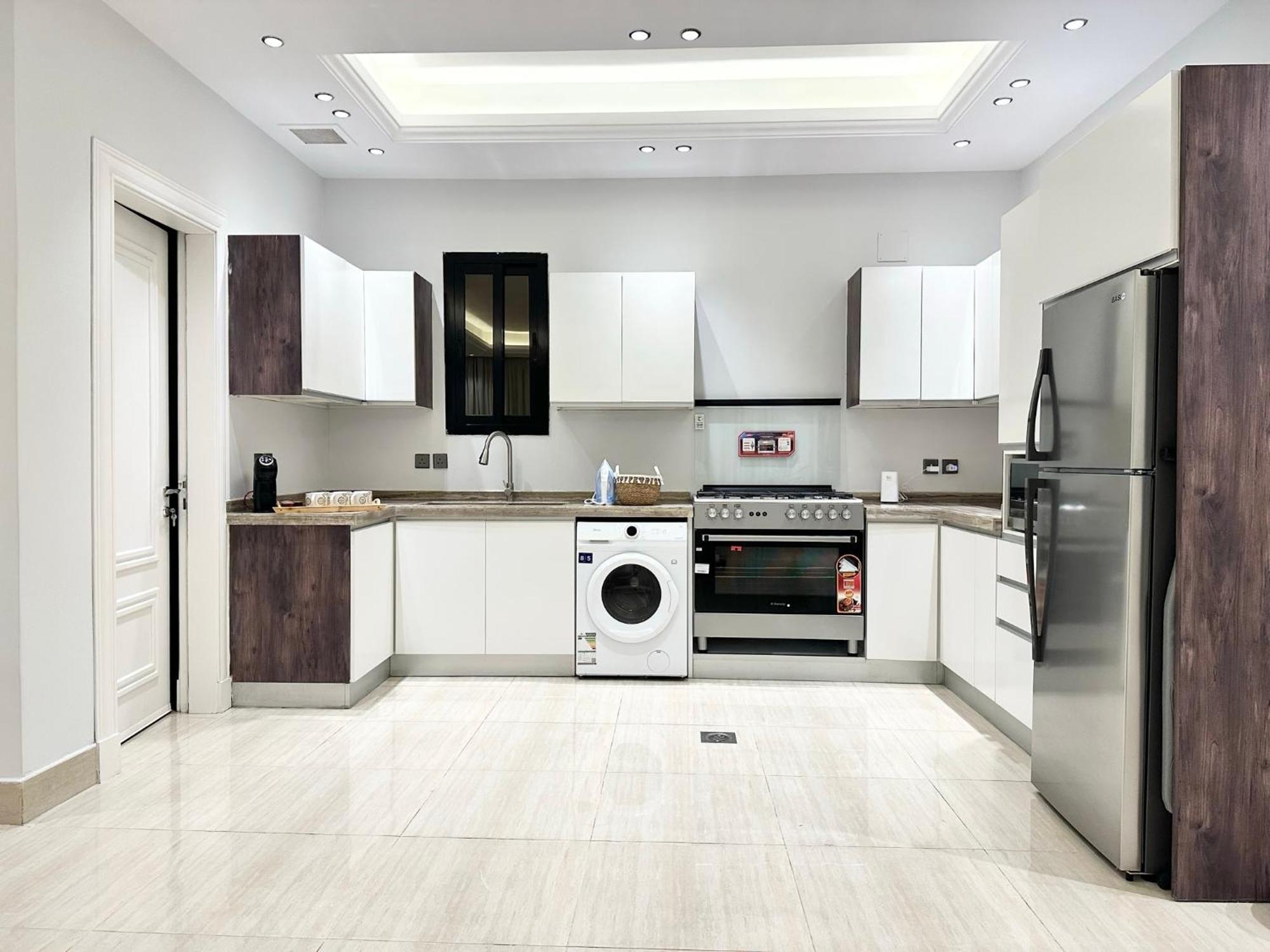 Luxurious 3 Bedroom - 5 Minutes To Boulevard Apartment *