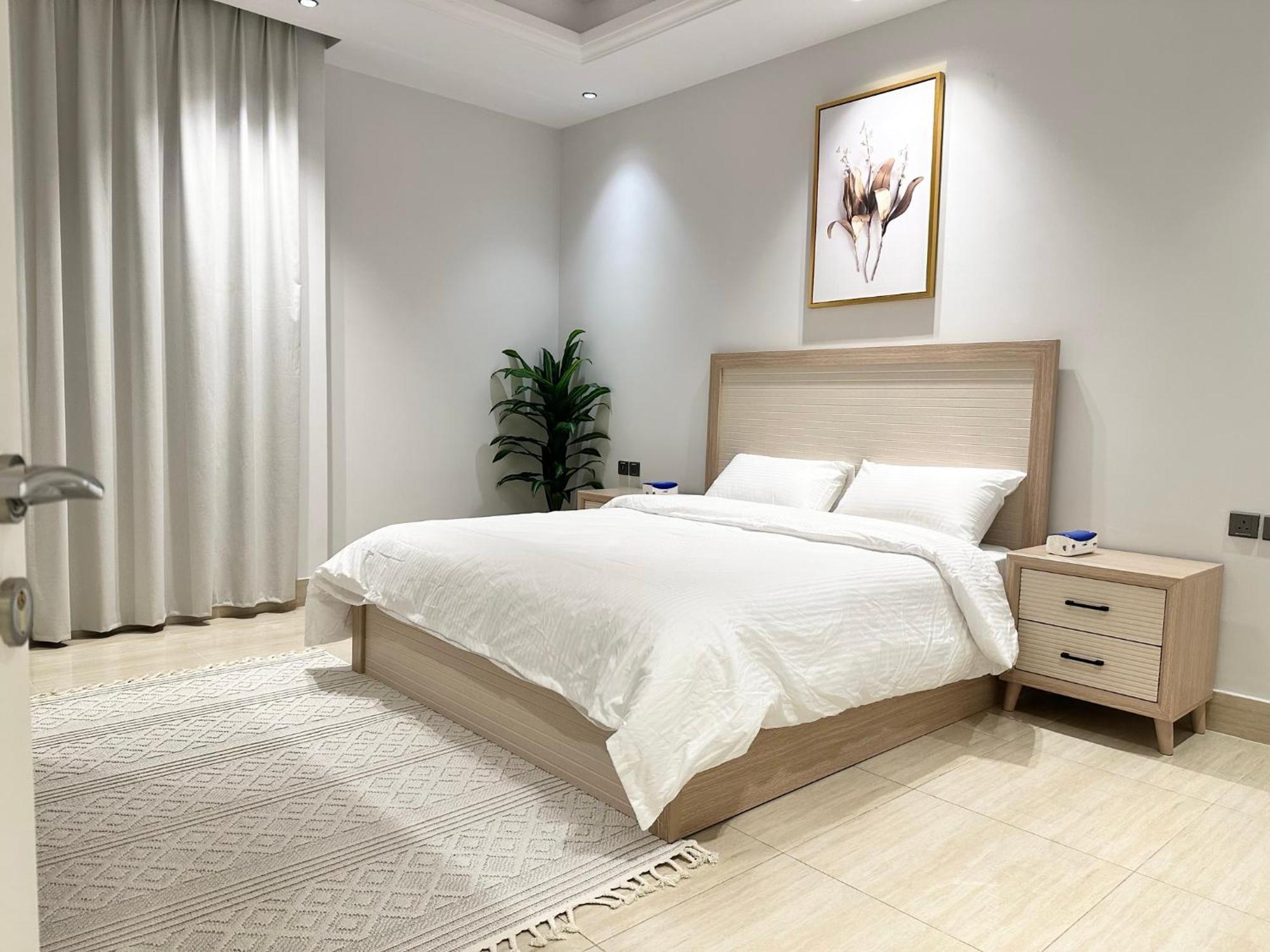 Luxurious 3 Bedroom - 5 Minutes To Boulevard Apartment *