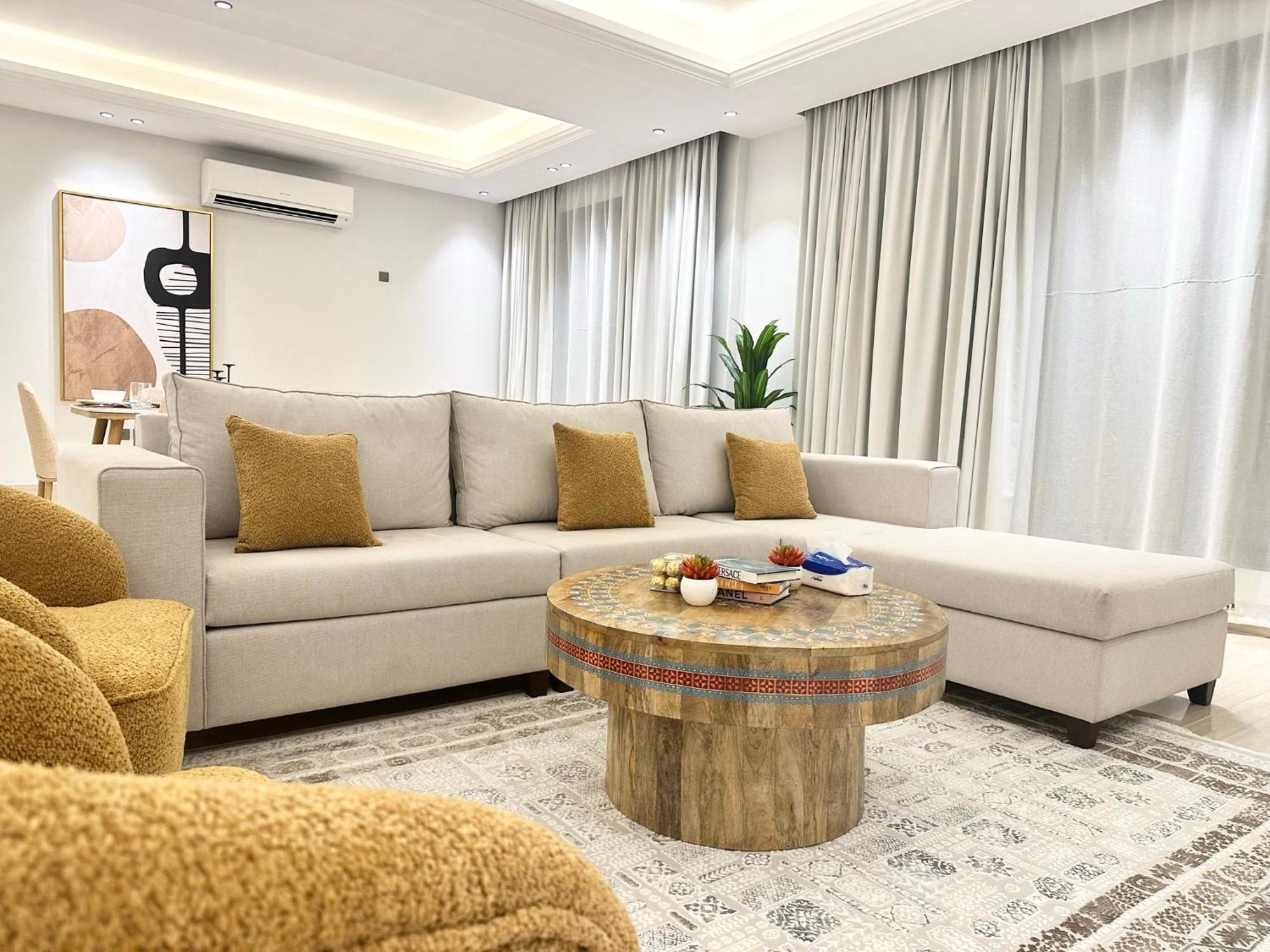 Luxurious 3 Bedroom - 5 Minutes To Boulevard *